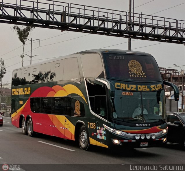 Transportes Cruz del Sur S.A.C. 7128 por Leonardo Saturno