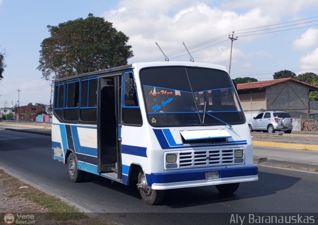 LA - Lara Uno 898 por Aly Baranauskas