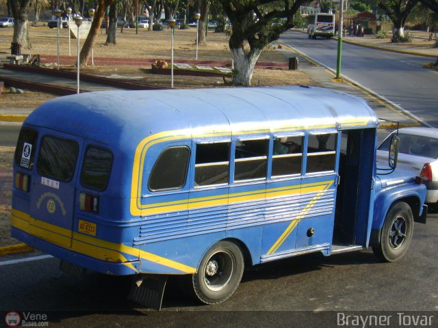 Particular o Desconocido 013 por Royner Tovar