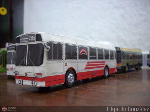 Maquetas y Miniaturas 205 por Edgardo Gonz�lez