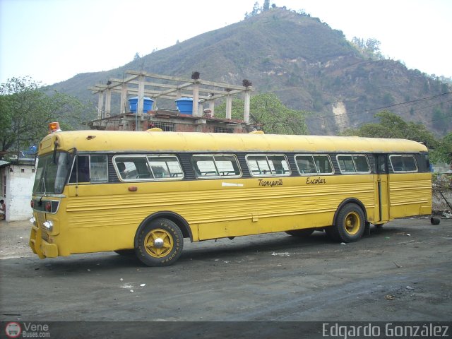 Universitarios y Escolares ESCO-252 por Edgardo Gonz�lez