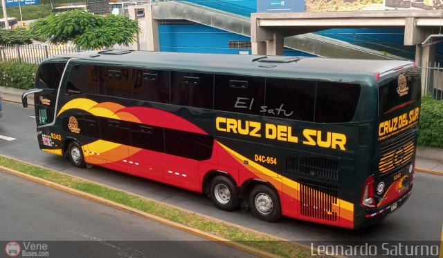 Transportes Cruz del Sur S.A.C. 8242 por Leonardo Saturno