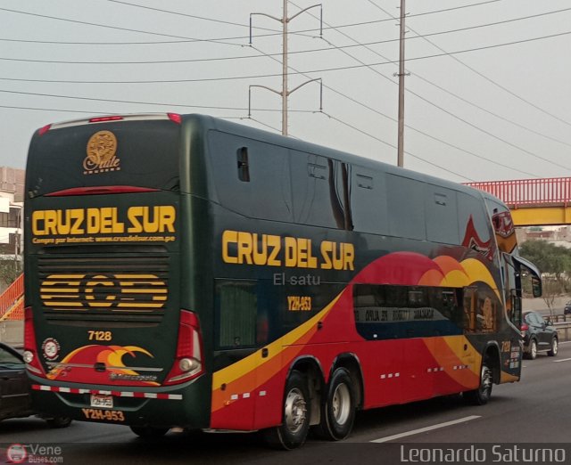 Transportes Cruz del Sur S.A.C. 7128 por Leonardo Saturno