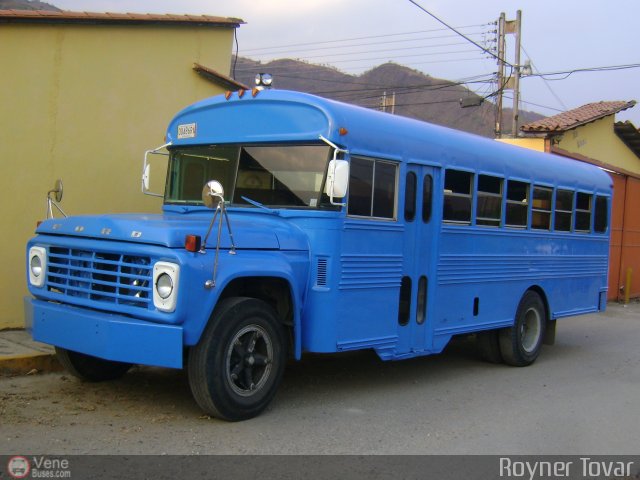 Particular o Desconocido 09 por Royner Tovar