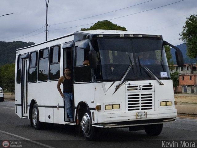 Particular o Desconocido 00032 por Kevin Mora