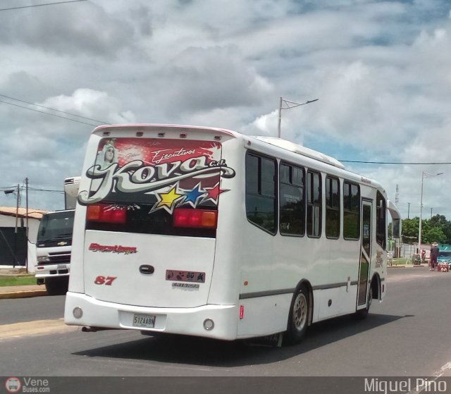 Ejecutivos Kova 087 por Miguel Pino