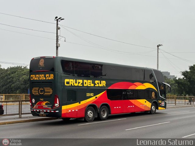 Transportes Cruz del Sur S.A.C. 7140 por Leonardo Saturno