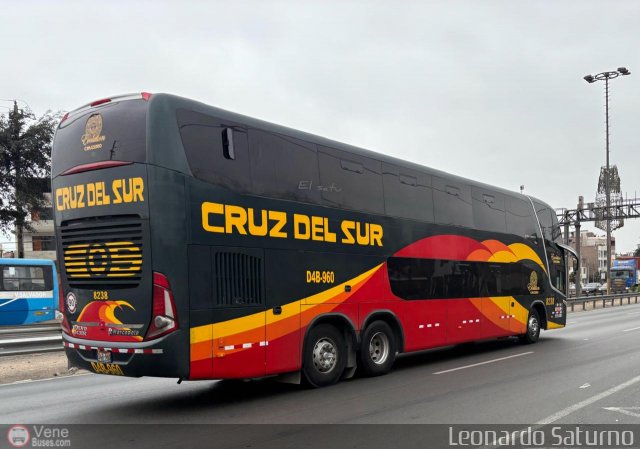 Transportes Cruz del Sur S.A.C. 8238 por Leonardo Saturno