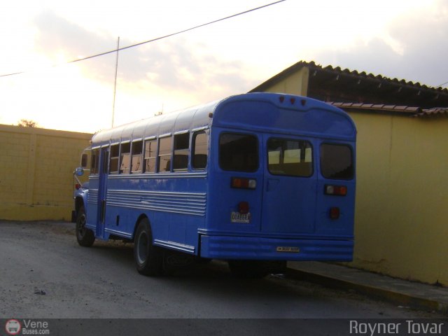 Particular o Desconocido 09 por Royner Tovar