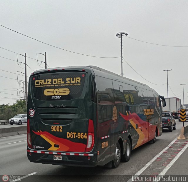 Transportes Cruz del Sur S.A.C. 9002 por Leonardo Saturno