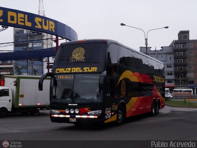 Transportes Cruz del Sur S.A.C. 7056 por Pablo Acevedo