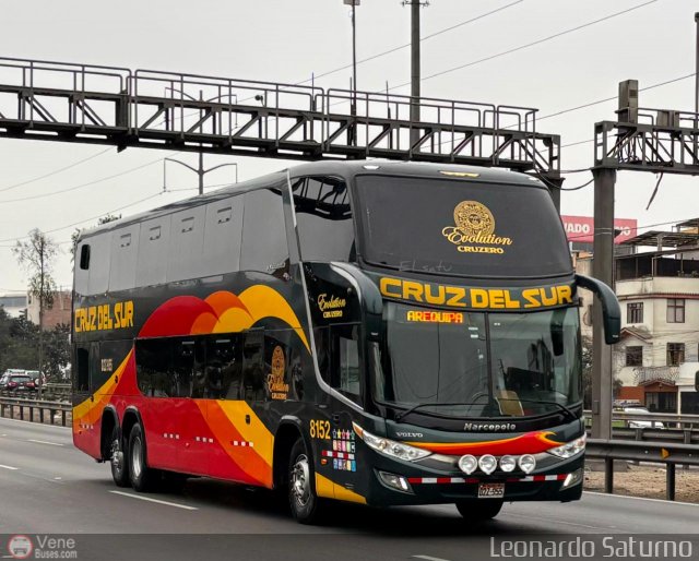 Transportes Cruz del Sur S.A.C. 8152 por Leonardo Saturno