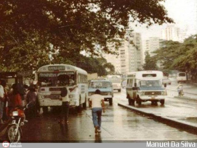 DC - Autobuses de El Manicomio C.A 42 por Jhon Ochoa