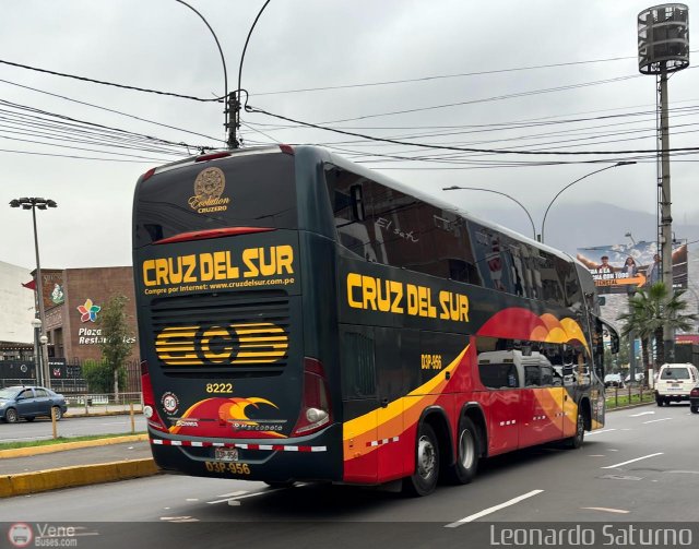 Transportes Cruz del Sur S.A.C. 8222 por Leonardo Saturno