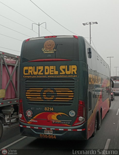 Transportes Cruz del Sur S.A.C. 8214 por Leonardo Saturno
