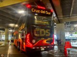 Transportes Cruz del Sur S.A.C. 7218 por Leonardo Saturno