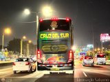 Transportes Cruz del Sur S.A.C. 8182 por Leonardo Saturno